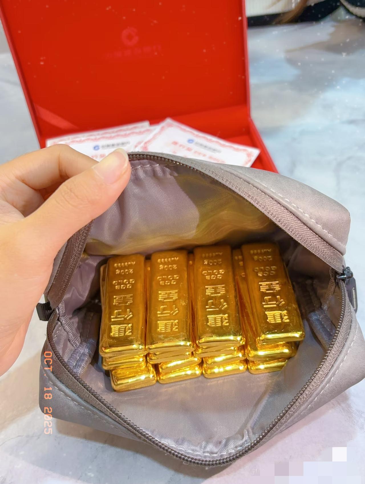 家人们黄金这过山车坐得我人都傻了昨天上午金价还冲到1003我没赶上车还懊