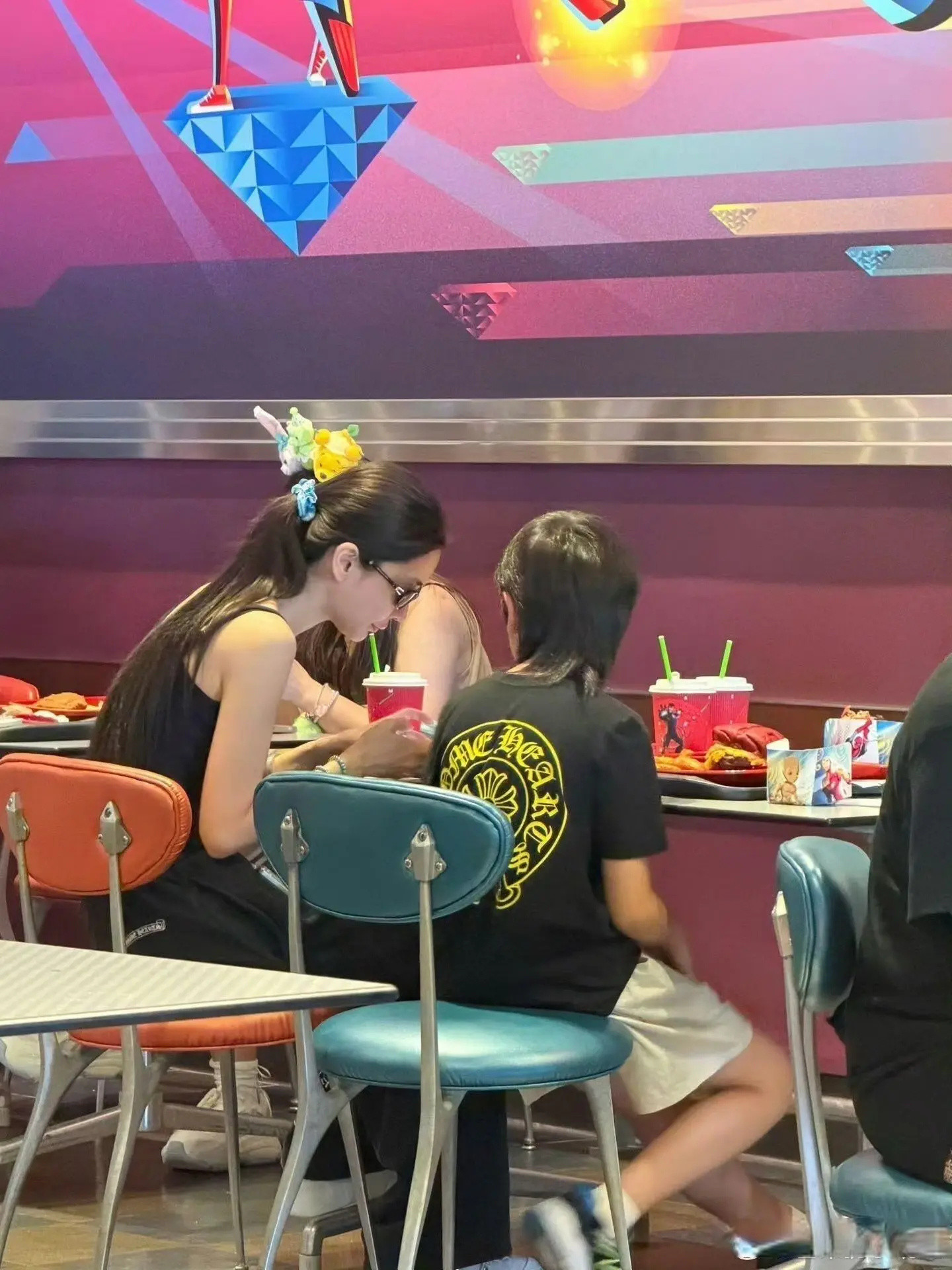 Angelababy带9岁儿子小海绵游玩，这画面太温馨了