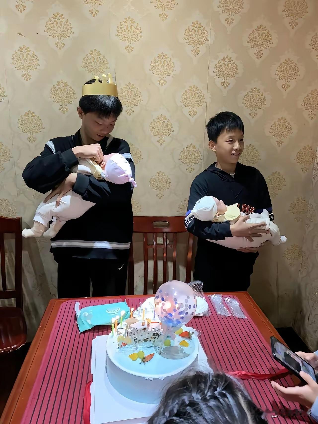 双胞胎兄弟14岁的时候儿，妈妈又为他们生了一对双胞胎妹妹，四个孩子，两个儿子，两