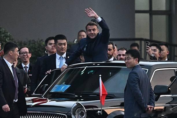 法新社镜头下马克龙挥手致意红旗车庄重霸气，来自东方的顶级豪华法新社镜头下的马克龙