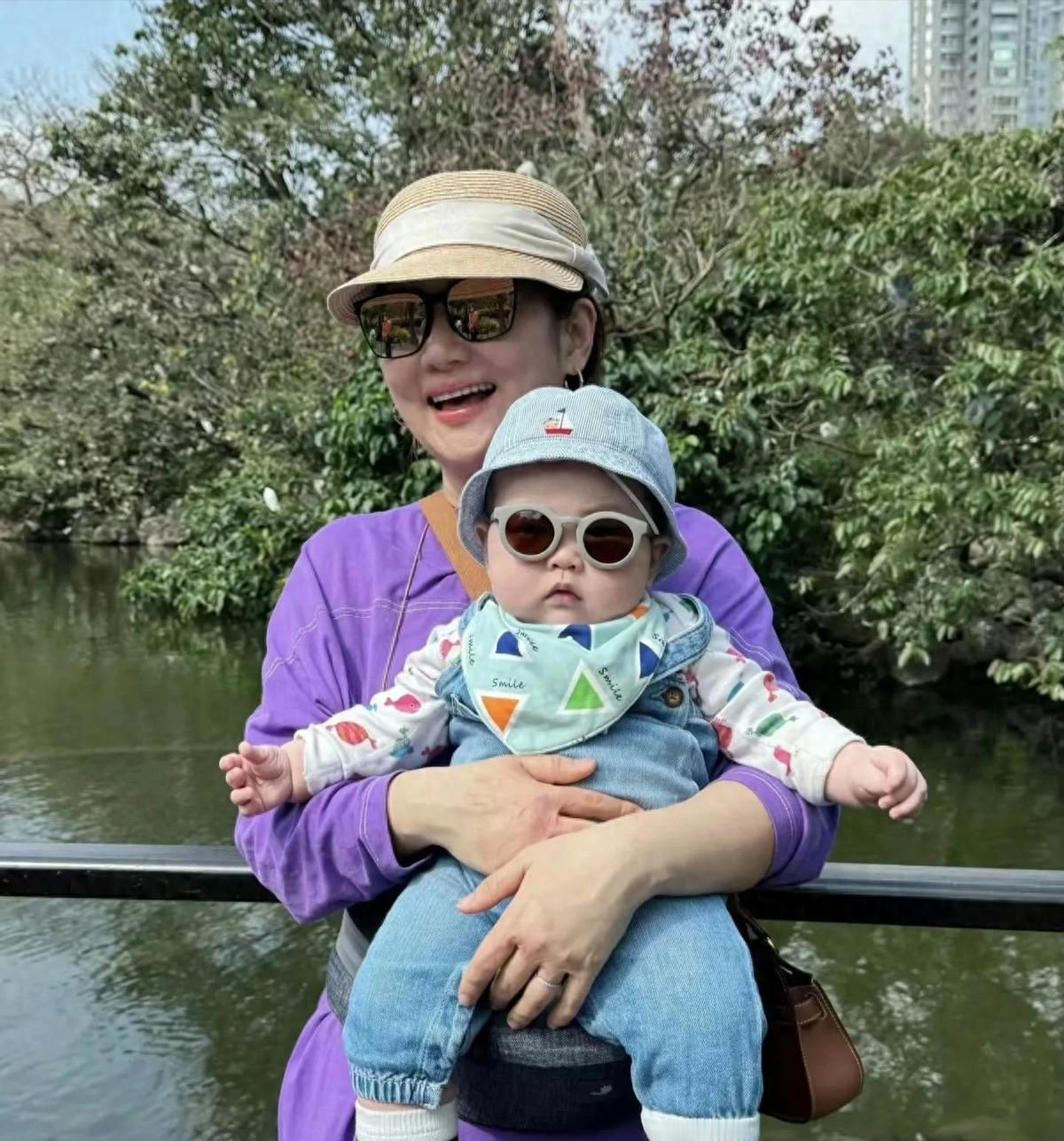 43岁任家萱带娃回乡，时尚“踩雷”却幸福感爆棚？嘿，宝子们！娱乐圈的八卦就跟那