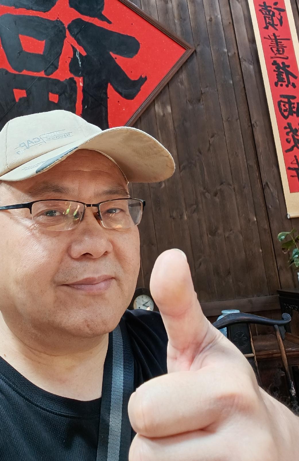 要学会多爱自己一点。谁说老王舍不得吃，到了我这个年龄，说句实在话，最不能委屈