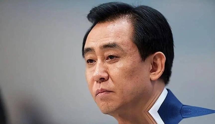 以前那个出行非吉利车牌加长劳斯莱斯幻影不坐的大佬，以后只能坐囚车了。许家印被判