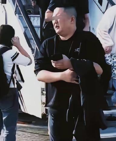 终于水落石出了他是大连德泰控股公司领导，现在网友建议查查这个公司，领导都这样嚣