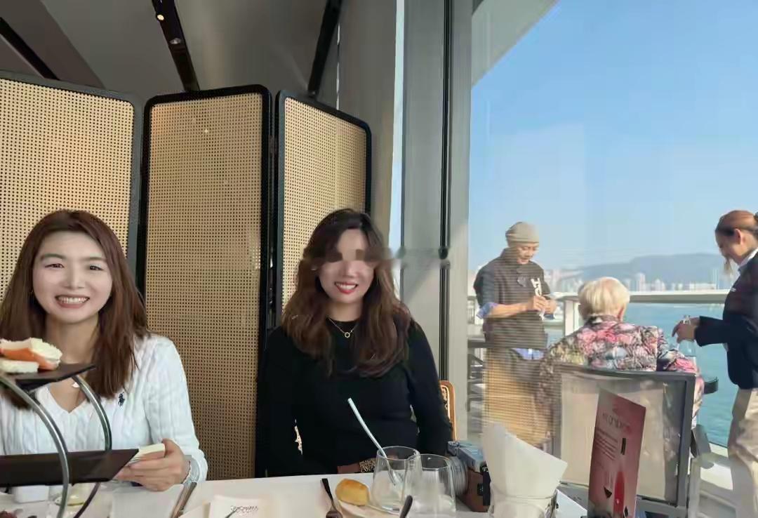 张卫健陪母亲在餐厅露台晒太阳，窗外是海景。他递过饮品，轻声说着话，阳光洒在两人身