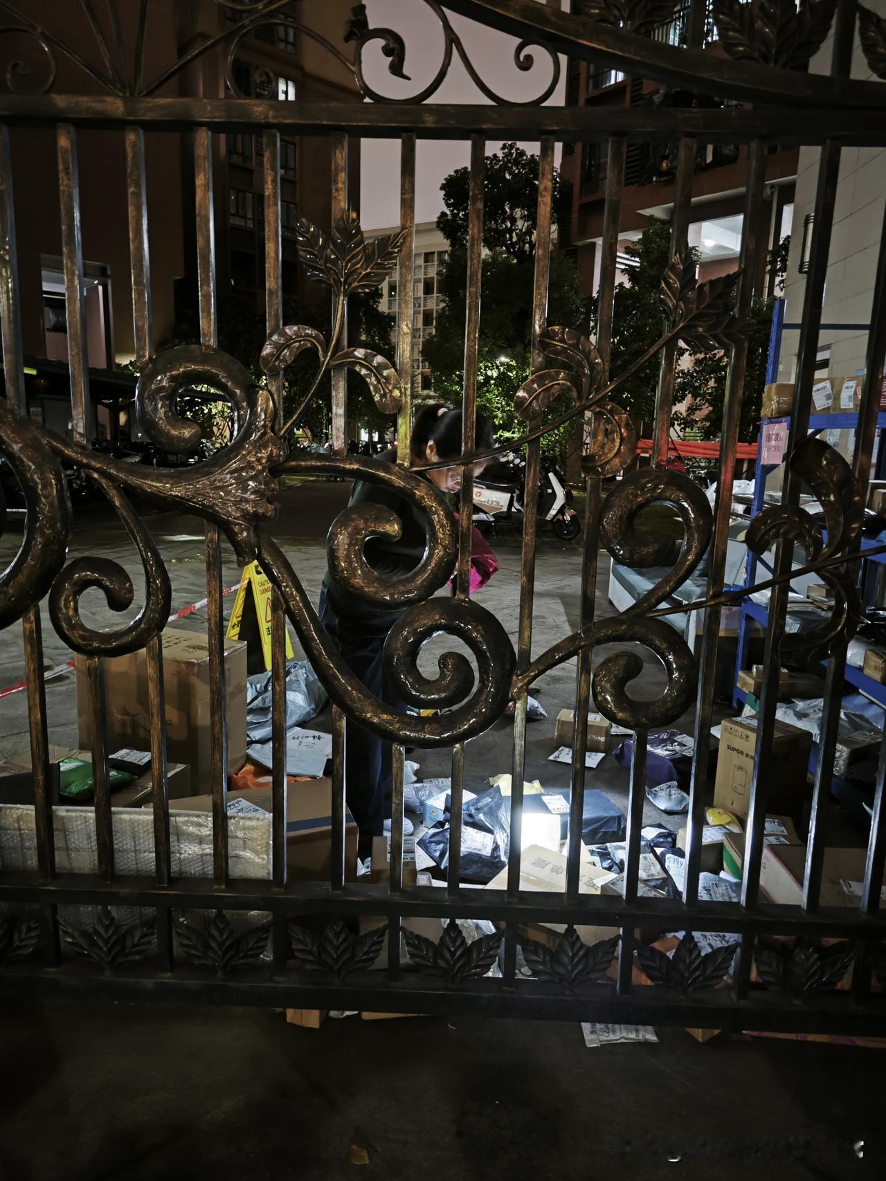 史上最惨的业主要拿手电筒来找快递晚上路过朋友的回迁房小区，隔着铁艺门直接看傻