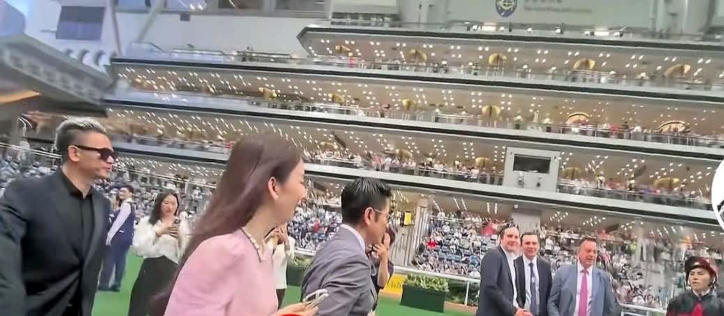 我发现一个事！方媛是实打实的花瓶！你看他和郭富城一起出席活动一个