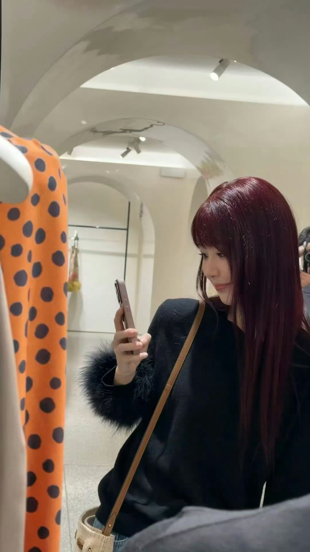 杨紫红发造型今天华伦天奴探店