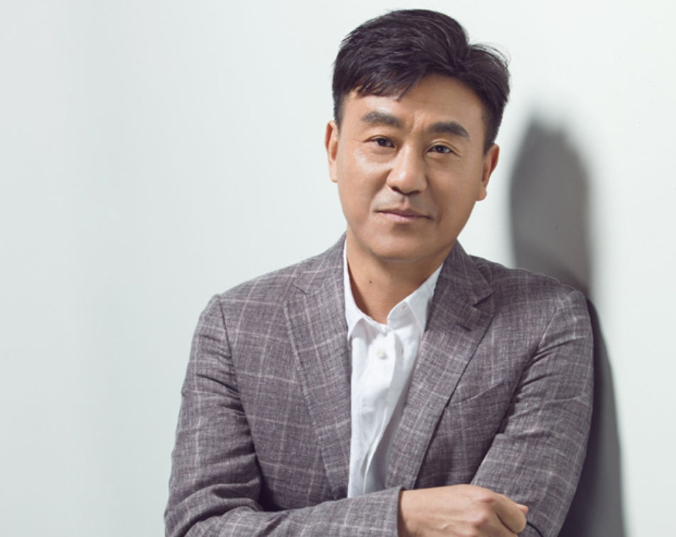 1997年，何冰遇到了多年未见的女同学李海洋，女同学说：“我都29了，嫁不出去了