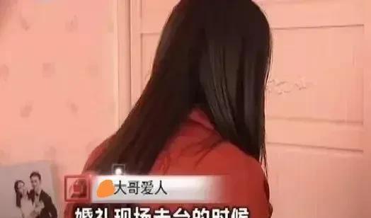 河南洛阳，一男子结婚当天，雇佣的婚车坐地起价，声称不给加钱，就不去新娘家。男子一