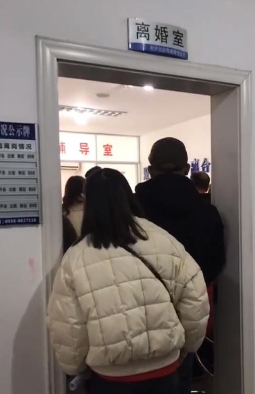 婚姻登记处的工作人员表示：现在离婚必须提前预约，天天加班忙不过来。更扎心的是，8