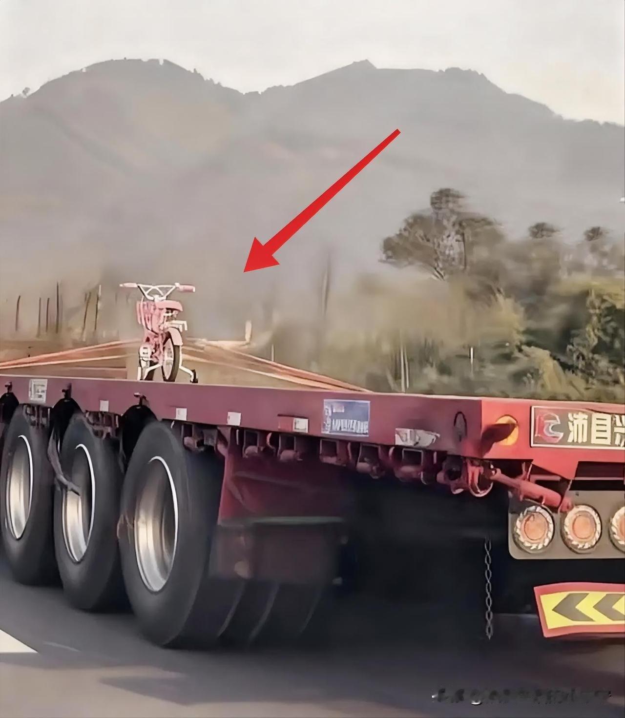 谁说父亲不会浪漫，只不过不会用言语表达罢了。在公路上看到的一幕，一辆1