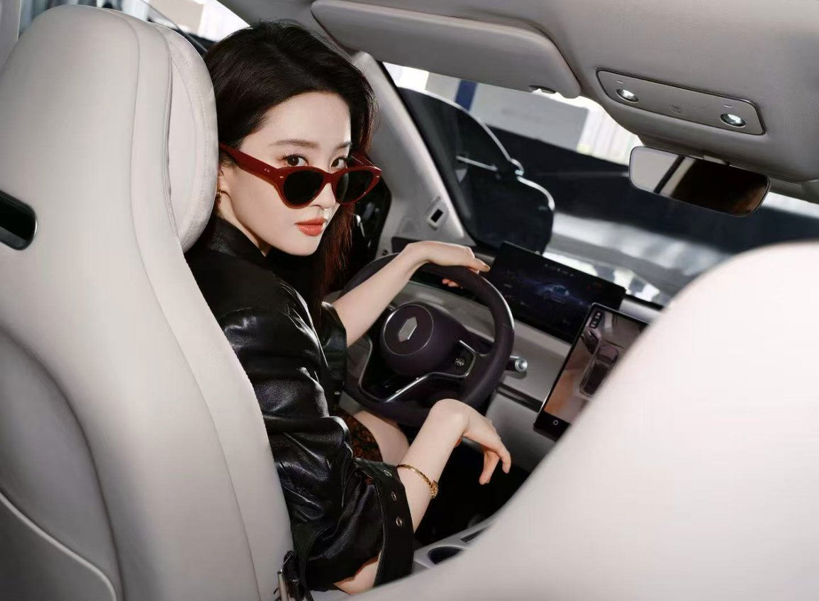 智界OTA开门红太惊喜了！作为老车主必须来夸夸～刘亦菲专属泊车语音包甜到心巴了