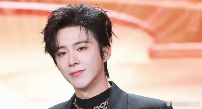 刘宇宁19天涨粉55万的逆袭密码：非科班演员如何改写内娱生存法则。当《折腰》以8