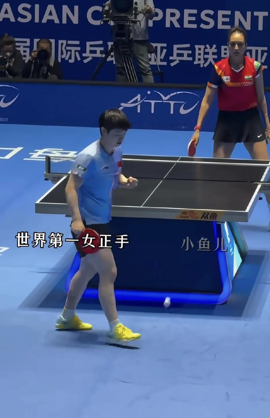 发现了吗莎莎打巴特拉出现一个奇怪的现象，要知道巴特拉可是爆冷过王曼昱的人。没想