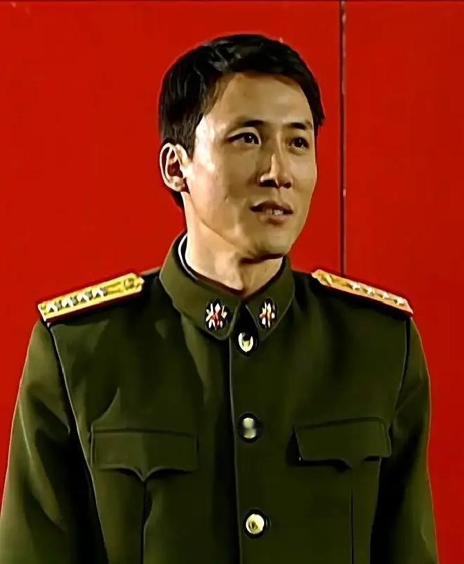 大校师长？网友吵翻天今天刷到个老帖子，说《士兵突击》里师长挂大校衔太假。我