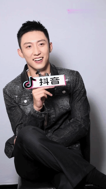 黄景瑜怎么可能对这些小女生动心？他可是跟迪丽热巴，李沁，孙千这些大美女合作过的，