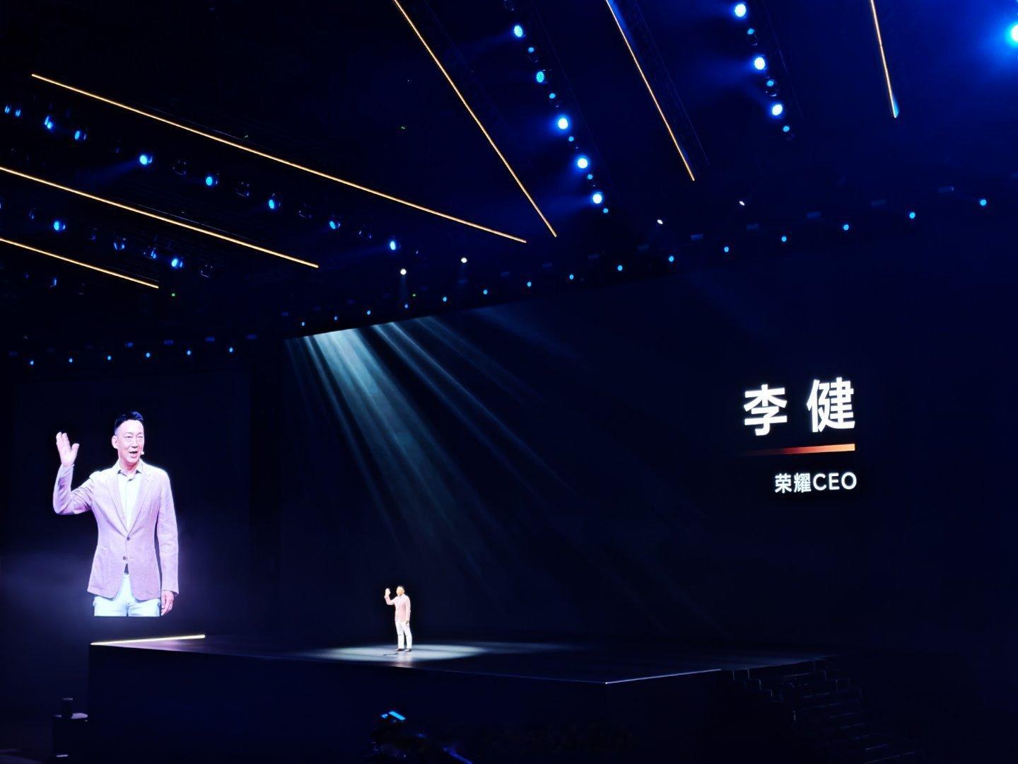 荣耀MagicV5李健上场开讲一代人有一代人的机遇一代人有一代人的使命比想象