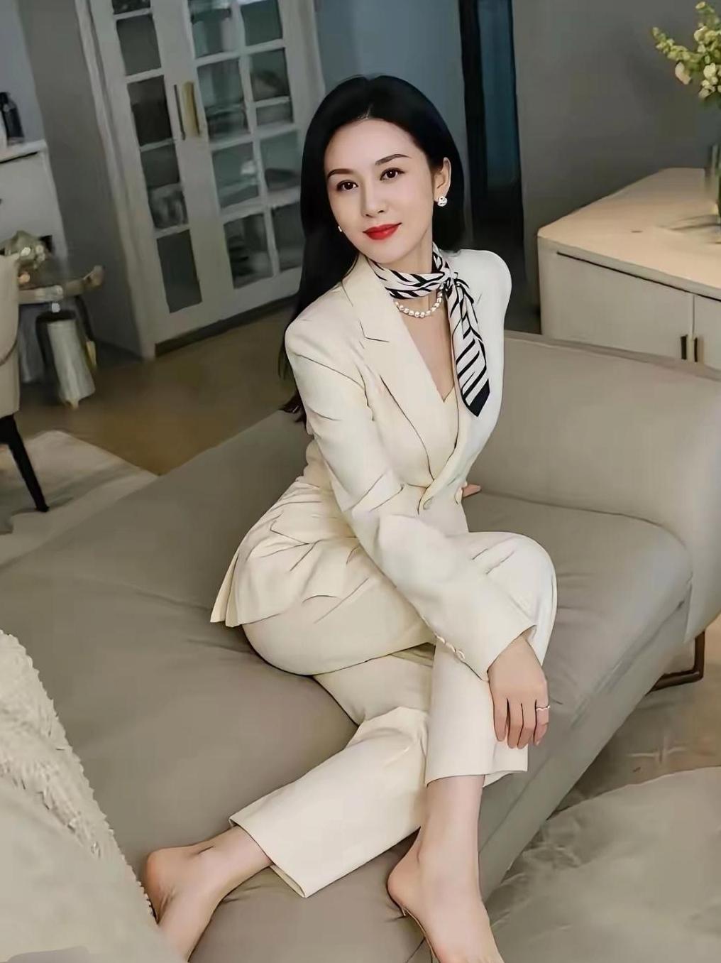 优雅白领风，时尚与自信！