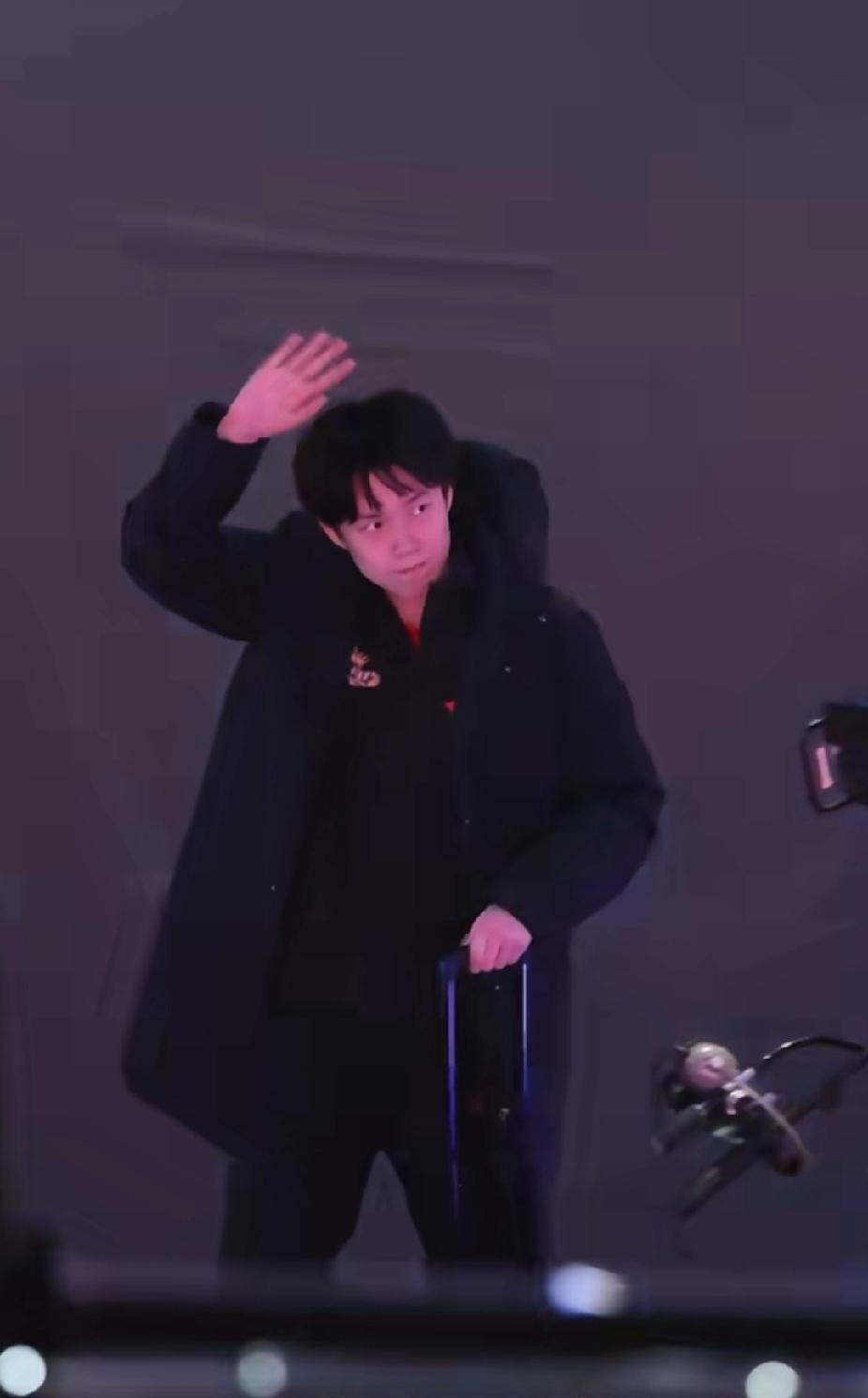 乒超退场名场面！王楚钦化身孩子王太有爱乒超联赛落幕退场时，王楚钦一袭黑色长