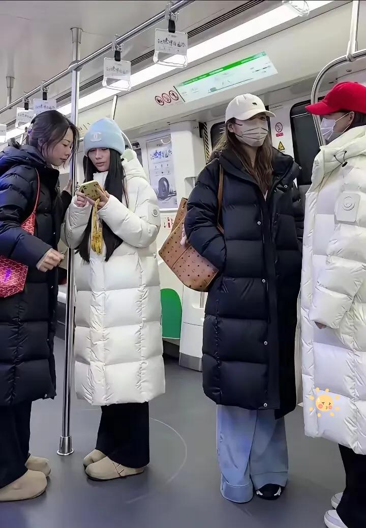 不知道大家发现了没有？今年冬天，不管大街上还是地铁里，没人穿冲锋衣了，大家像约好