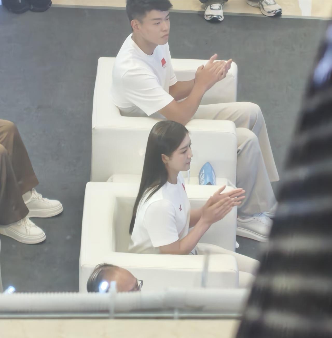 陈梦参加线下活动，坐有坐相，站有站相，板正又漂亮，端庄又大气！