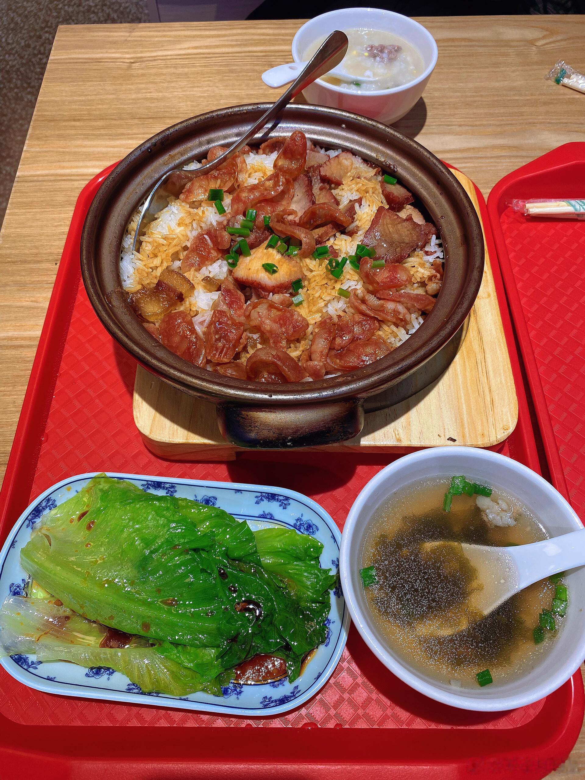 浅尝一口煲仔饭食堂新开的煲仔饭还加了一份牛肉滑蛋粥🥣好吃好吃😋​​​