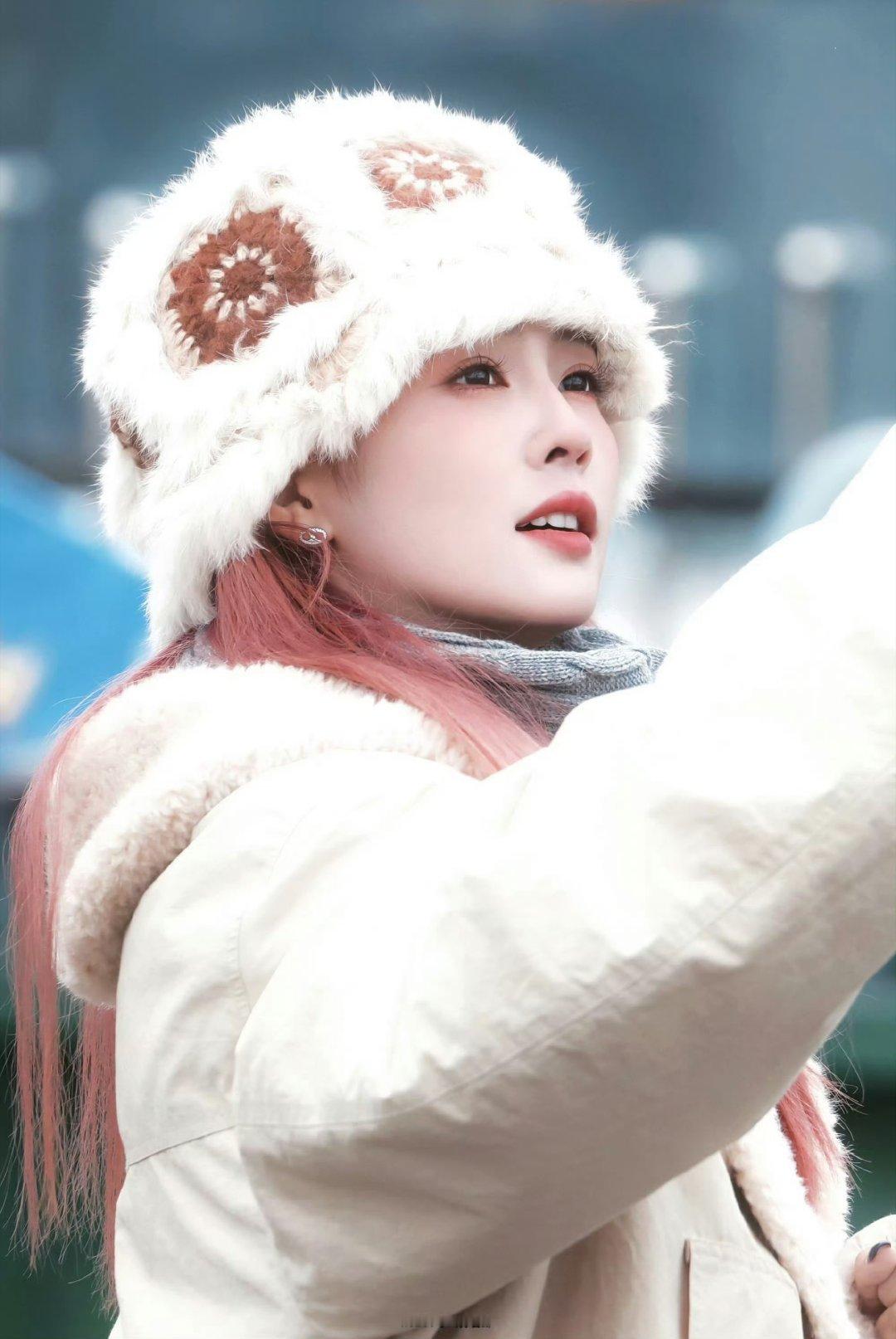 白鹿拍照游戏玩上瘾了白鹿这么漂亮就是要多拍多拍