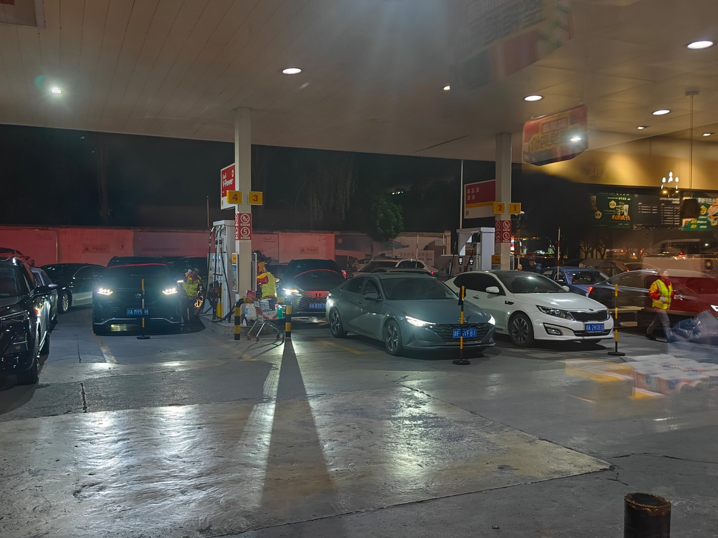 排队加油开惯了电车，再开油车真肉疼啊，昨天加了200，今天把油箱加满又花了300