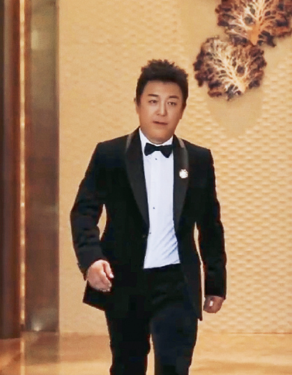 前三张是超A老公，第四张是可爱老婆