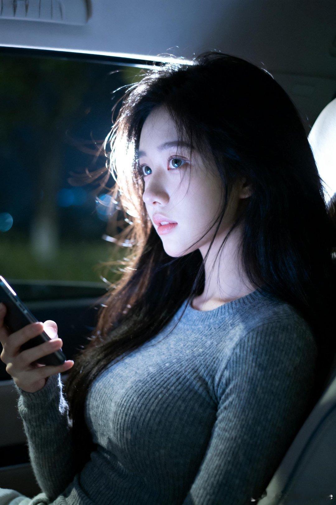 窗外的风，吹动了我的头发，也吹动了我的心手机屏幕映射的光线，居然氛围这么好！行摄