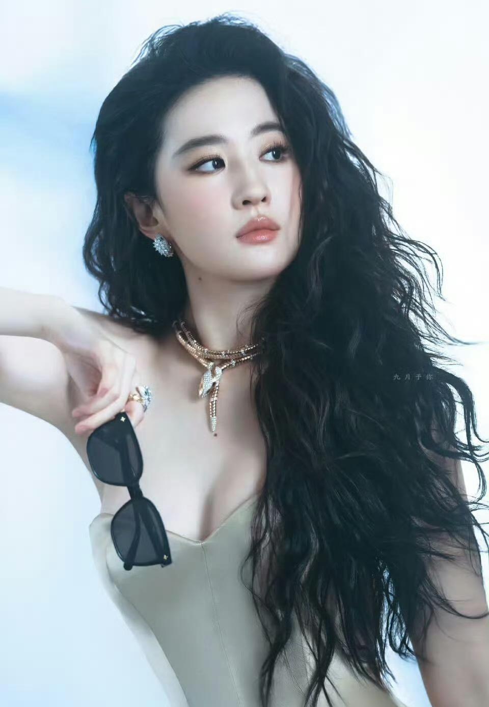 流光漫卷，自在风华蓬松的黑色长卷发随风舒展，褪去往日温婉，多了几分洒脱的气