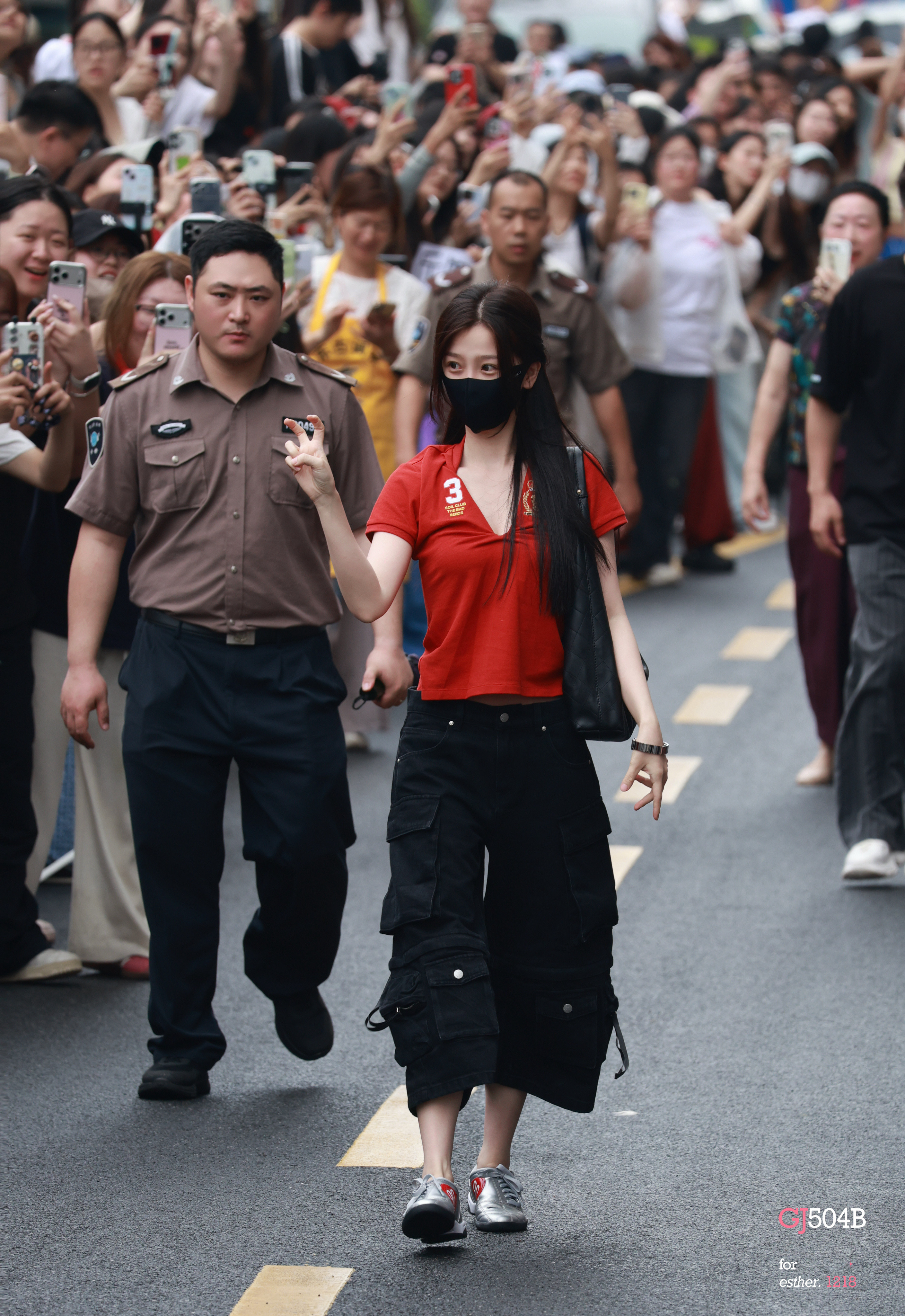 虞书欣长生骨开机线下人气虞书欣《长生骨》开机线下人气火爆，好多人都来到现场支
