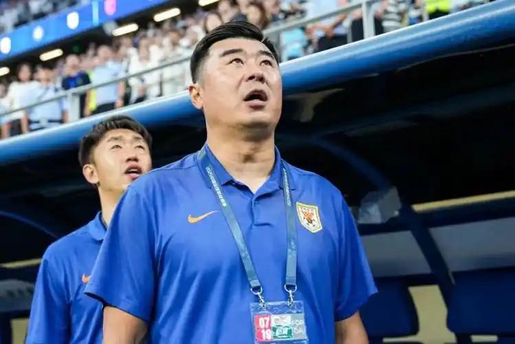 韩鹏这事儿真挺打脸的。你说他连个主教练证都没有，结果上来就把球队带飞了，57.1