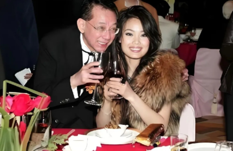 1998年的一个深夜，杨受成把容祖儿叫到酒店给他唱歌，大大咧咧的容祖儿想都没想就