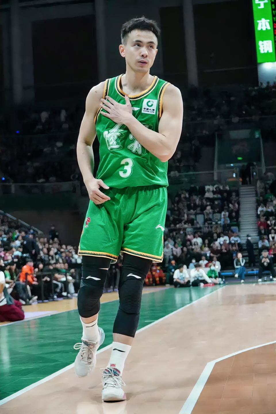 差距一目了然！！！同样是国家队后卫！！！贺希宁：本赛季场均20.3分5.3