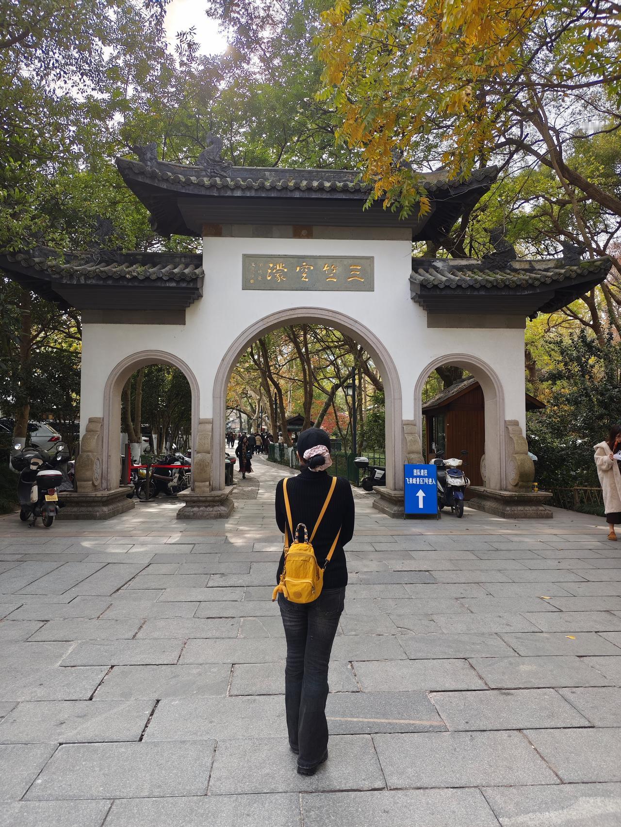 法镜寺是杭州唯一的尼众寺院，从灵隐寺出来往右拐就是法镜寺，走路和坐游览车都可以。