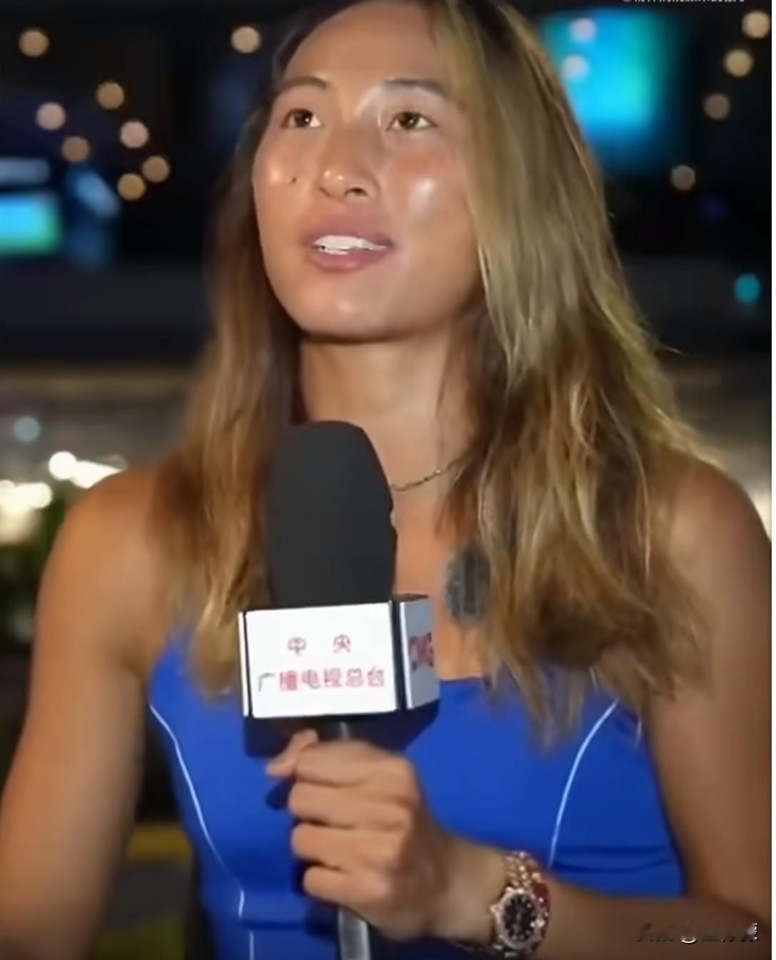 郑钦文接受央视采访🎙️：我在第二盘的时候，真的非常非常的热，而且整个人汗水出的很多，我全身上下就已
