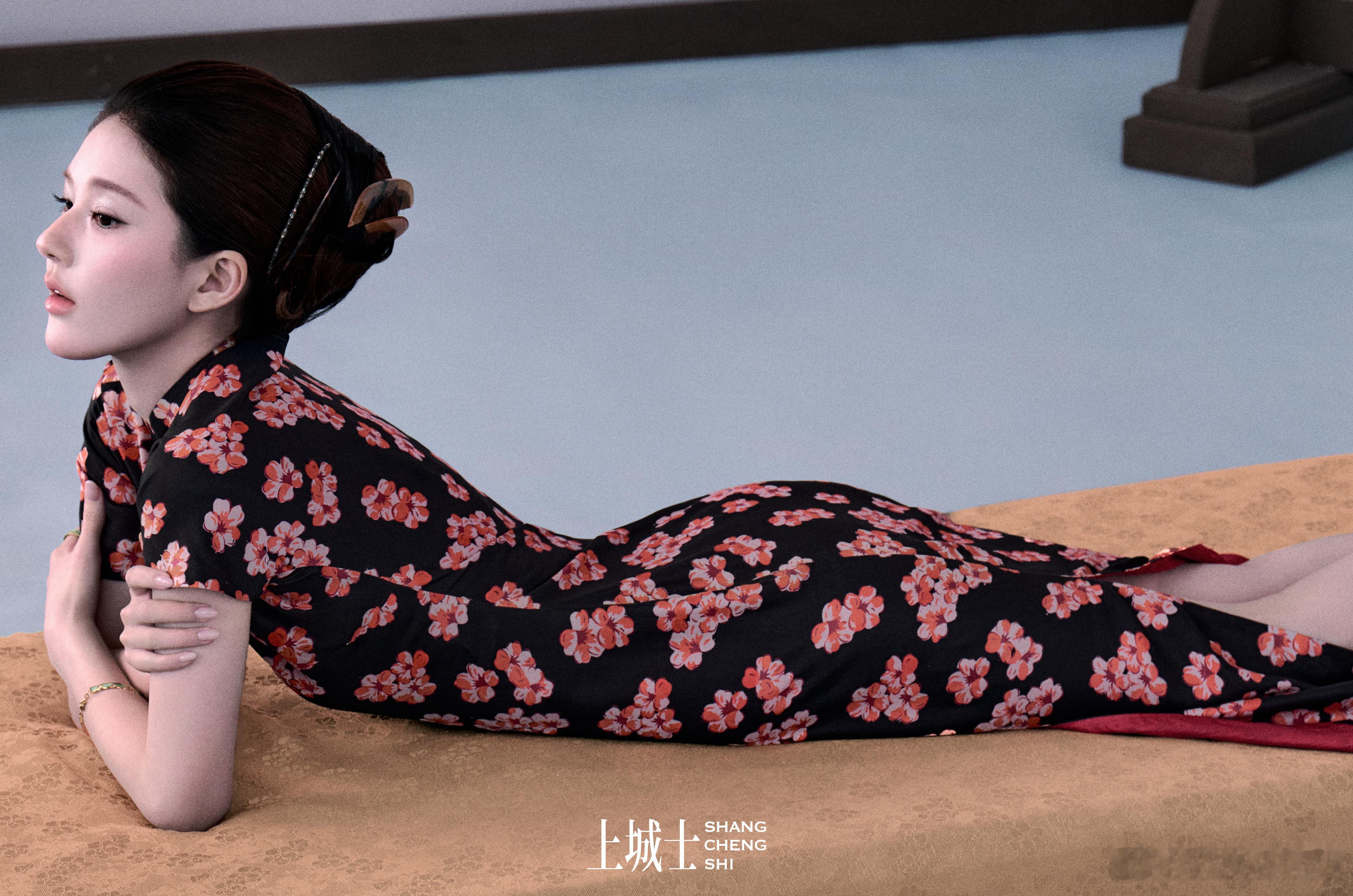 上城士9月赵露思封面赵露思穿上了六十年前的旗袍出品：伦思博摄影师：曾无创意&统筹