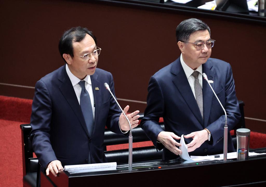 卢秀燕、蒋万安轰当局毒油盖牌殷玮掀3日“3行政首长密会”内幕致癌油风暴延烧，