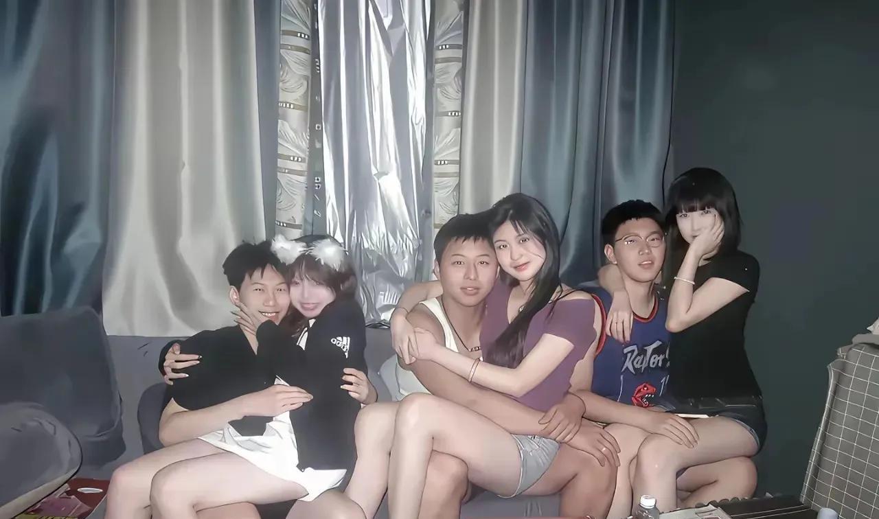 拍照的那个真可怜