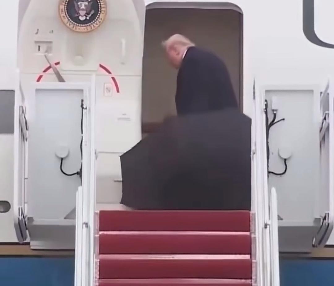 一把伞，一张糖纸，看懂王和船夫哥的差距，简直一目了然！下雨天，懂王撑伞登飞