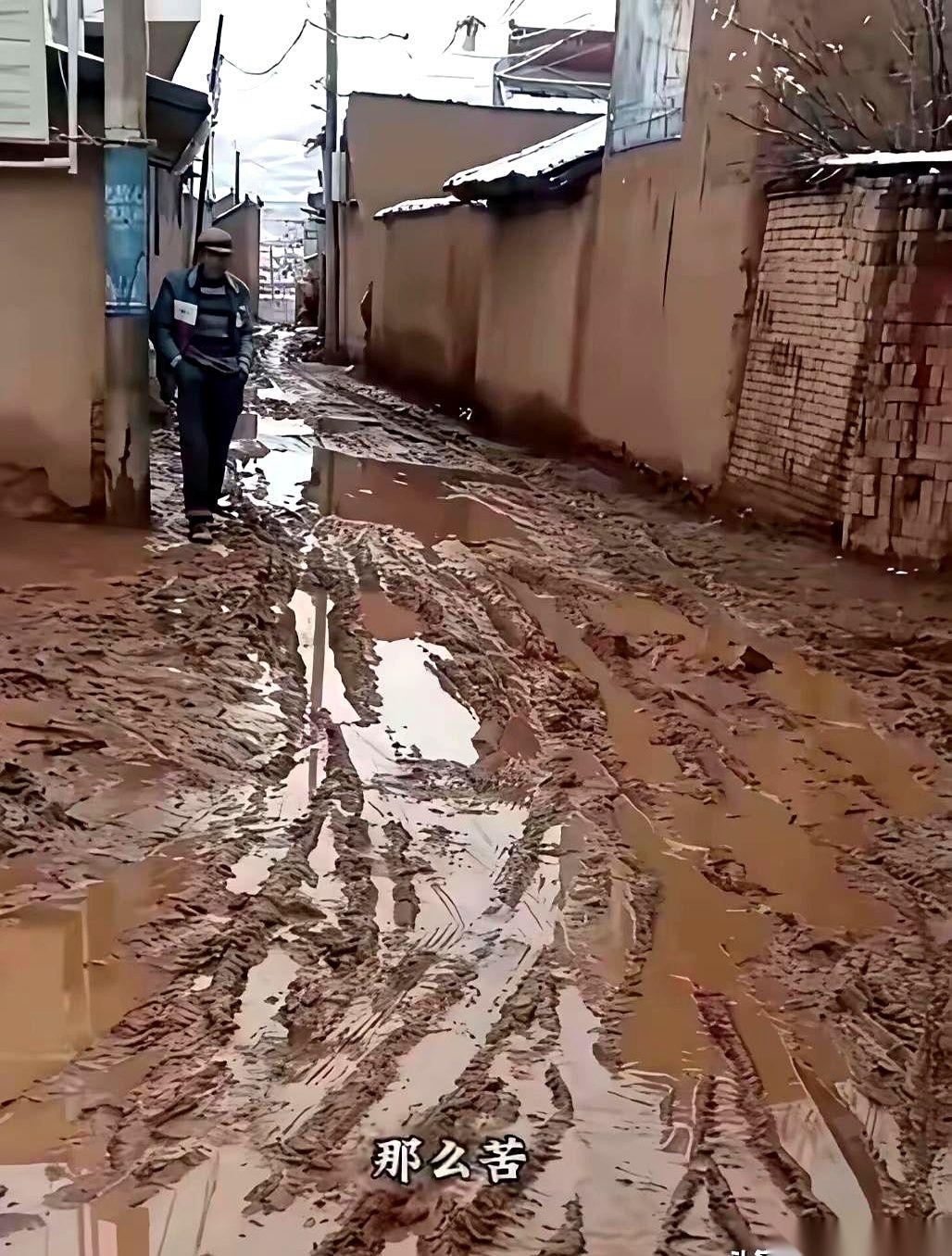 一脚油门，车轮原地空转，黄泥甩了半边车窗。我们几个从西安开车去甘肃庆阳，参加村