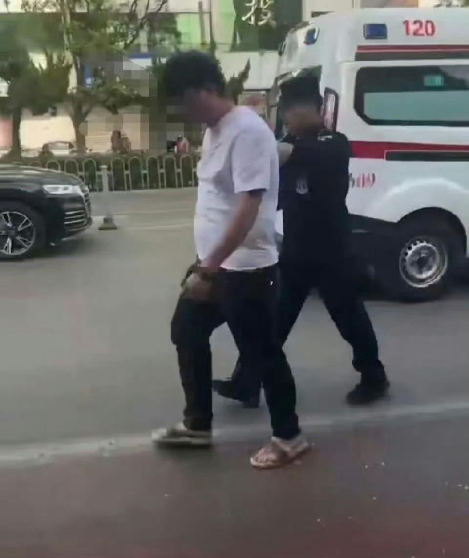 山东滕州车祸肇事司机被控制动图我就不放了，太[扁嘴]。。男司机和拖鞋，呵呵。不是