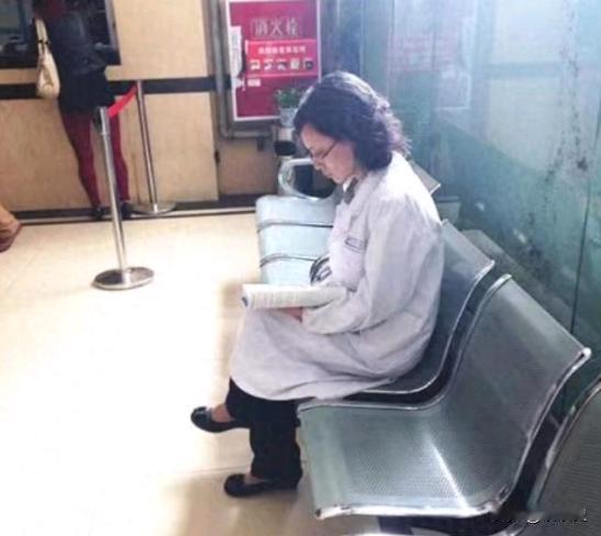 坐走廊800天，不接诊，同事躲避，10年过去她还好吗 四川绵阳一家医院的走廊