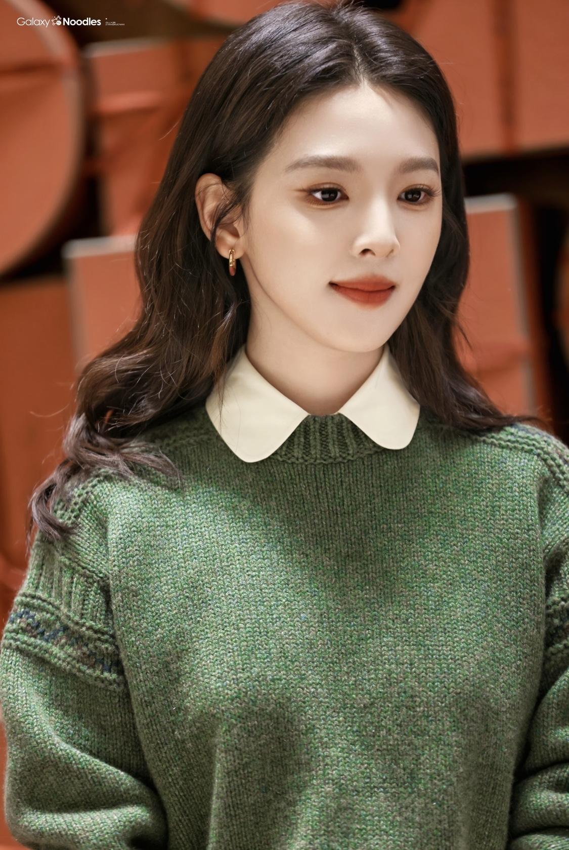 章若楠气质真是出挑！墨绿色毛衣搭配半身裙，真的是绝美。