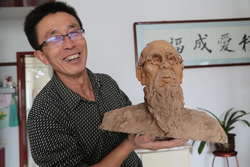 放暑假了，四十八岁的教历史课的黄老师整天宅在家里，不是睡觉就是刷剧。几天下来，老