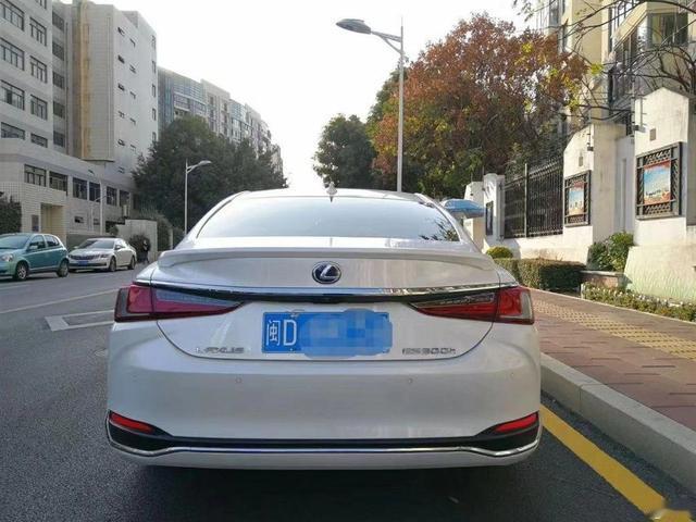 雷克萨斯ES2020款300h卓越版裸车价：37.4万元 油耗：7L/