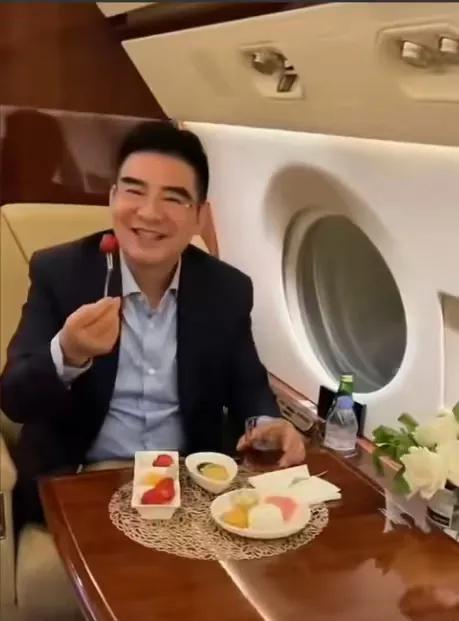 陈光标私人飞机带美女引争议？知情人曝飞行计划表：