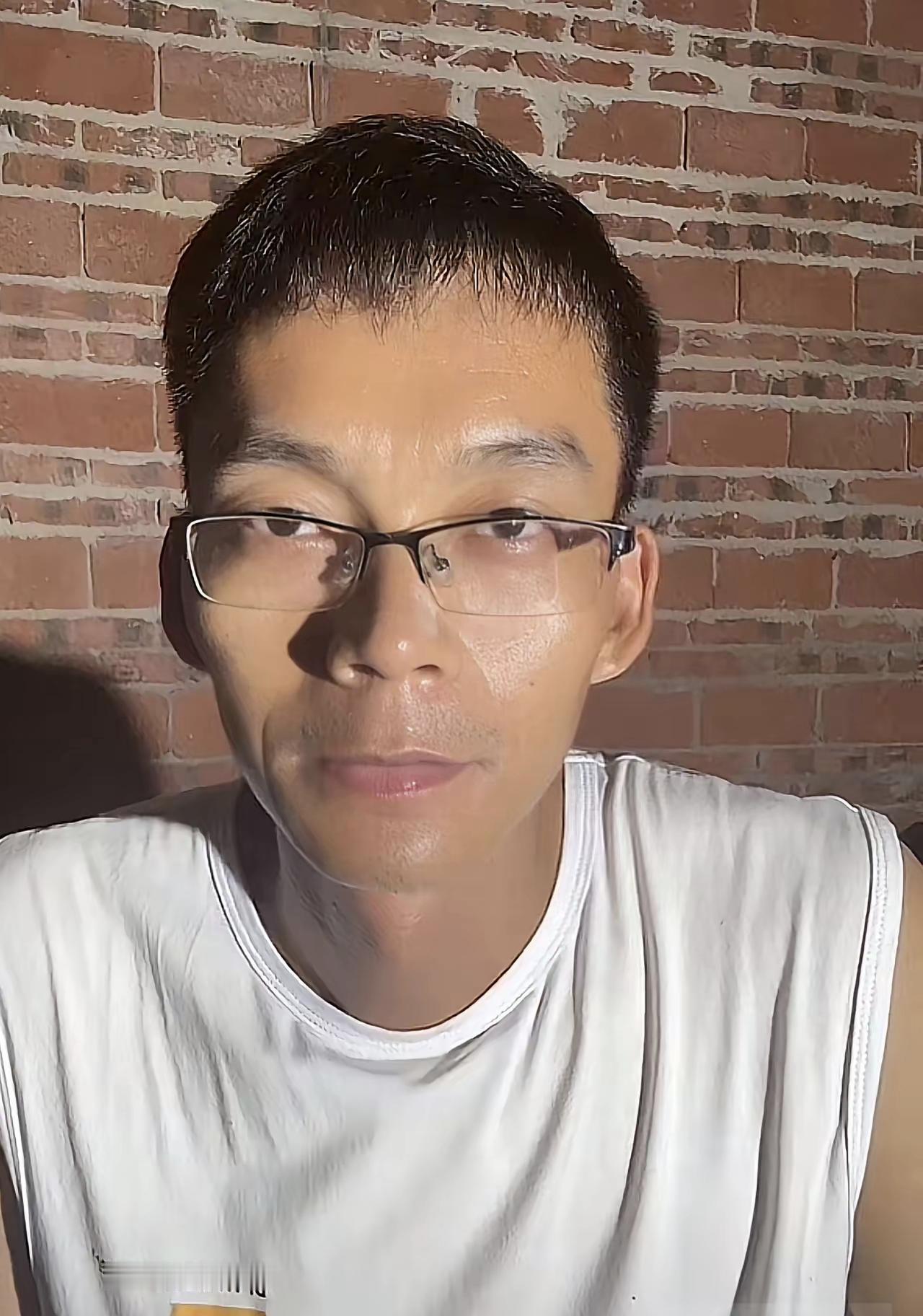 唐尚珺如今真的蛮有钱的，新房刚建好，就已经开始看门窗，以及规划装修的事情了，估计